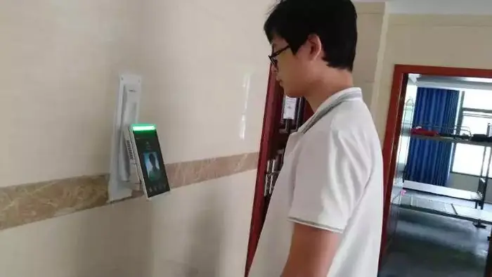 在学校实验室部署人脸识别测温一体机有哪些应用